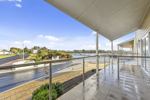 Aloha Waterfront Properties - Accommodation Redcliffe 23
