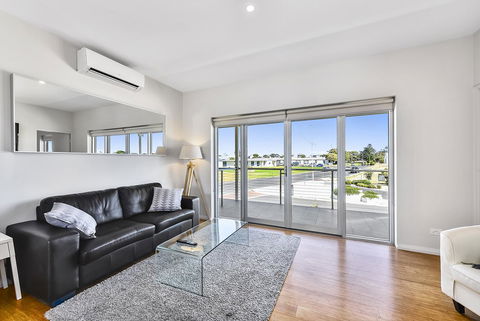 Aloha Waterfront Properties - Accommodation Redcliffe 26