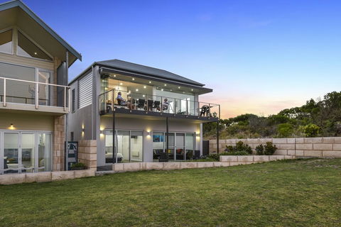 Aloha Waterfront Properties - Accommodation Redcliffe 2