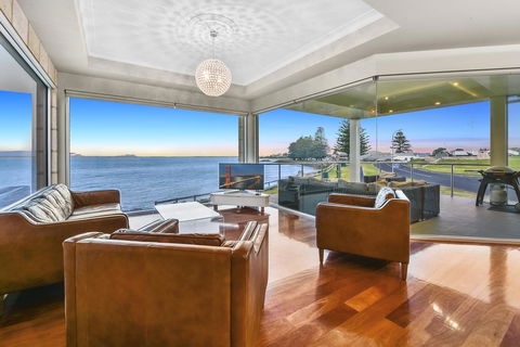 Aloha Waterfront Properties - Accommodation Redcliffe 4