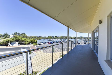 Aloha Waterfront Properties - Accommodation Redcliffe 10