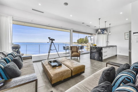 Aloha Waterfront Properties - Accommodation Redcliffe 3