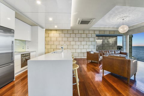 Aloha Waterfront Properties - Accommodation Redcliffe 22