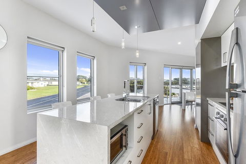 Aloha Waterfront Properties - Accommodation Redcliffe 15