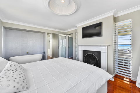 Aloha Waterfront Properties - Accommodation Redcliffe 12