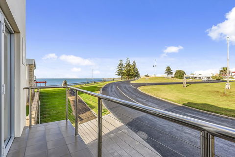 Aloha Waterfront Properties - Accommodation Redcliffe 14
