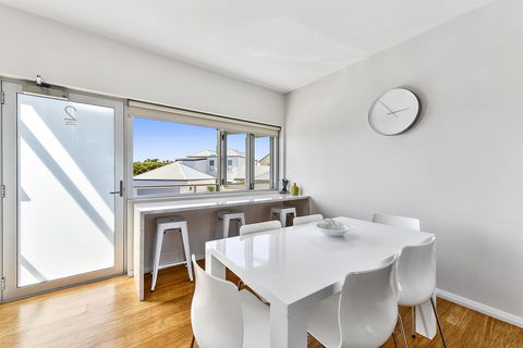 Aloha Waterfront Properties - Accommodation Redcliffe 24