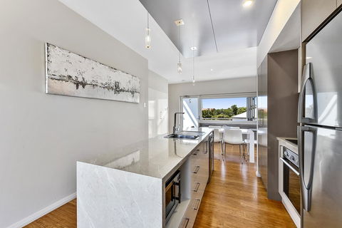 Aloha Waterfront Properties - Accommodation Redcliffe 25
