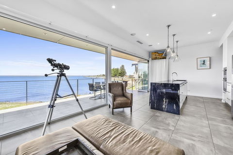 Aloha Waterfront Properties - Accommodation Redcliffe 8