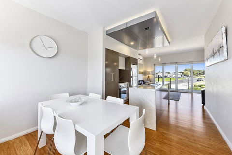 Aloha Waterfront Properties - Accommodation Redcliffe 27
