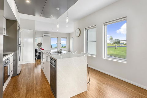 Aloha Waterfront Properties - Accommodation Redcliffe 6