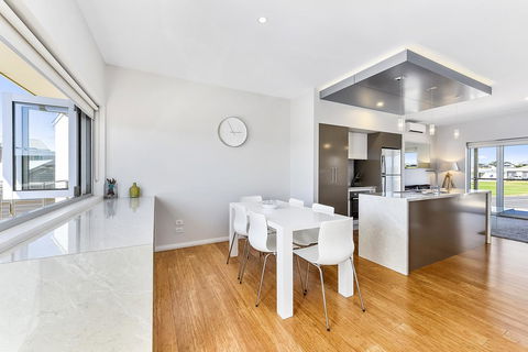 Aloha Waterfront Properties - Accommodation Redcliffe 28