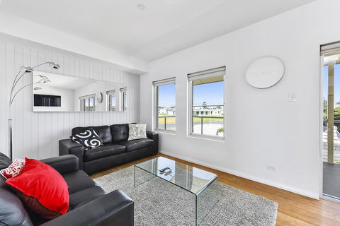 Aloha Waterfront Properties - Accommodation Redcliffe 17