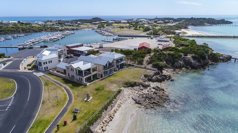 Aloha Waterfront Properties - Accommodation Redcliffe 0