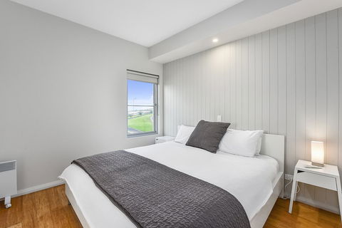Aloha Waterfront Properties - Accommodation Redcliffe 13