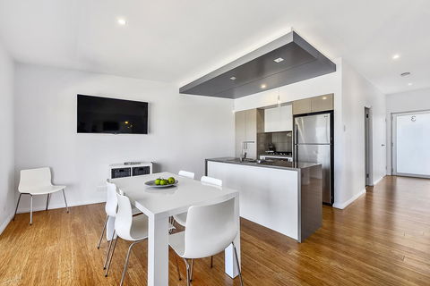 Aloha Waterfront Properties - Accommodation Redcliffe 16