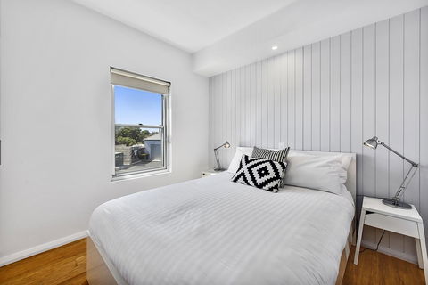 Aloha Waterfront Properties - Accommodation Redcliffe 19