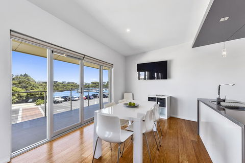 Aloha Waterfront Properties - Accommodation Redcliffe 20