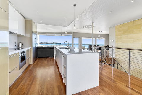 Aloha Waterfront Properties - Accommodation Redcliffe 5