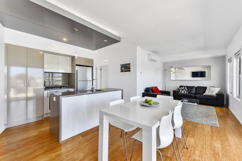 Aloha Waterfront Properties - Accommodation Redcliffe 18