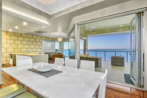Aloha Waterfront Properties - Accommodation Redcliffe 9