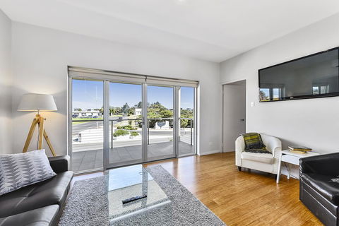 Aloha Waterfront Properties - Accommodation Redcliffe 29