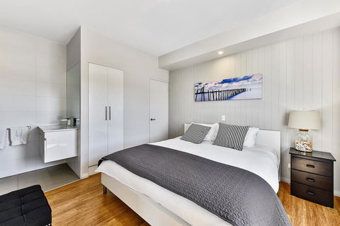 Aloha Waterfront Properties - Accommodation Redcliffe 21
