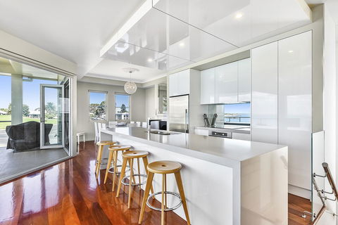 Aloha Waterfront Properties - Accommodation Redcliffe 7