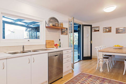 The Other House - Accommodation Redcliffe 11