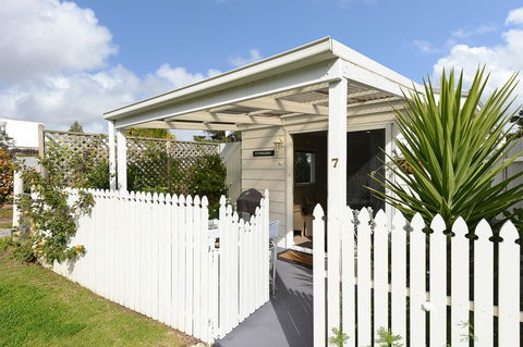 Wintergarden Beach Cabin - Accommodation Redcliffe 0