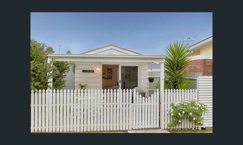 Wintergarden Beach Cabin - Accommodation Redcliffe 3
