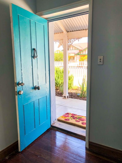 Inglenook Cottage - Accommodation Redcliffe 7
