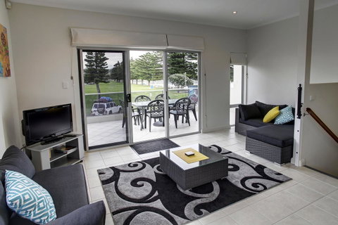 Tasman Beachside Apartment - Accommodation Redcliffe 4