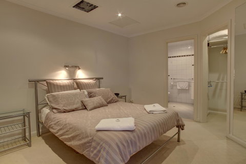 Tasman Beachside Apartment - Accommodation Redcliffe 6