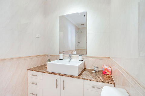York Apartments On Grenfell - Accommodation Redcliffe 13