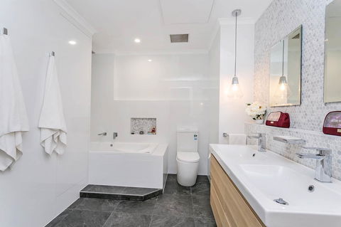 Heart Of Glenelg BnB - Accommodation Redcliffe 2