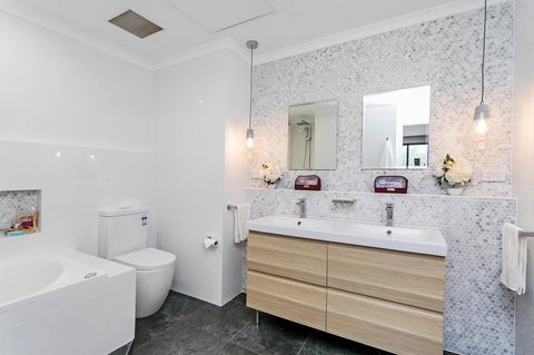 Heart Of Glenelg BnB - Accommodation Redcliffe 3