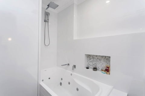 Heart Of Glenelg BnB - Accommodation Redcliffe 4
