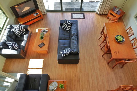 SkyView Villa - Accommodation Redcliffe 2