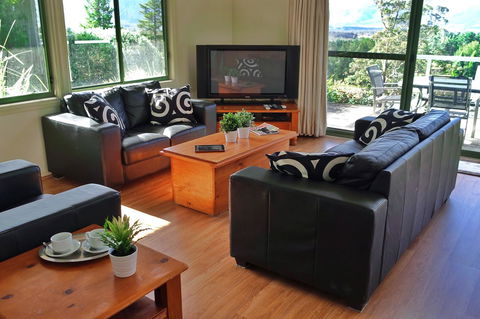 SkyView Villa - Accommodation Redcliffe 4