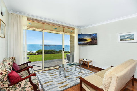 The Dolphins Beachfront Apartments - Accommodation Redcliffe 7