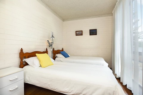 The Dolphins Beachfront Apartments - Accommodation Redcliffe 8