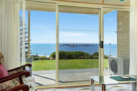 The Dolphins Beachfront Apartments - Accommodation Redcliffe 6