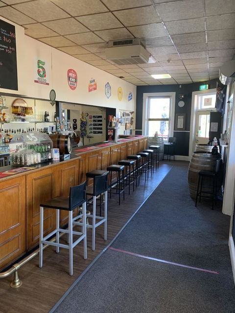 Commercial Hotel Morgan - Accommodation Redcliffe 3
