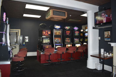 Commercial Hotel Morgan - Accommodation Redcliffe 9