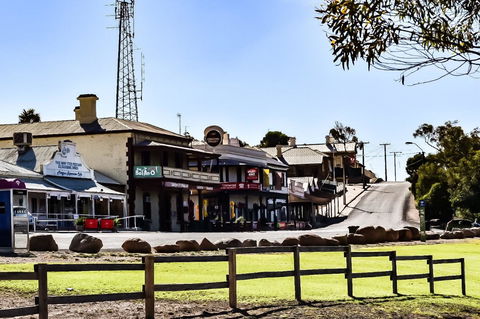Commercial Hotel Morgan - Accommodation Redcliffe 1