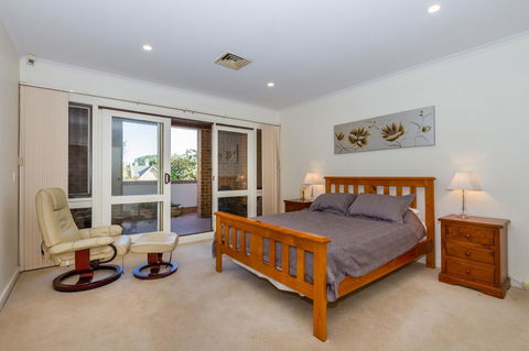 Adelaide Style Accommodation-Close To City-North Adelaide-3 Bdrm- FREE Parking - Accommodation Redcliffe 3