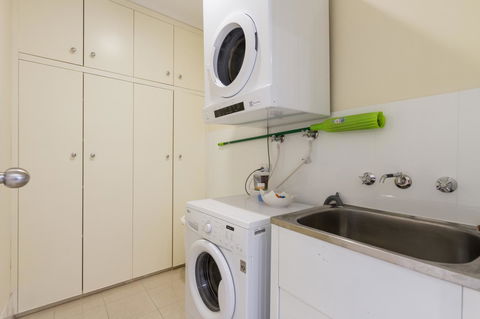 Adelaide Style Accommodation-Close To City-North Adelaide-3 Bdrm- FREE Parking - Accommodation Redcliffe 32