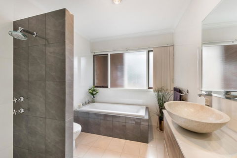 Adelaide Style Accommodation-Close To City-North Adelaide-3 Bdrm- FREE Parking - Accommodation Redcliffe 10