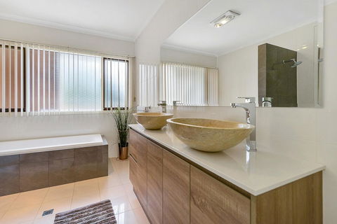 Adelaide Style Accommodation-Close To City-North Adelaide-3 Bdrm- FREE Parking - Accommodation Redcliffe 12